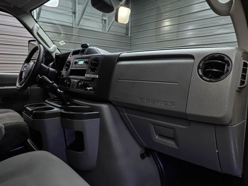 Used 2022 Ford E-450 and Econoline 450 Super Duty RWD image 23