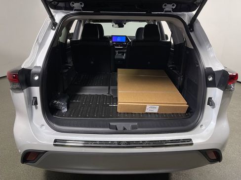 New 2026 Toyota Highlander Platinum AWD/4WD image 10