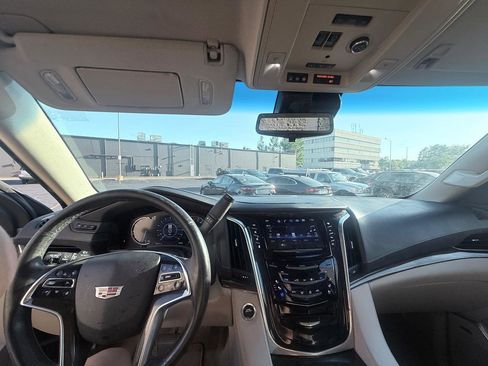 Used 2020 Cadillac Escalade Luxury AWD/4WD image 18