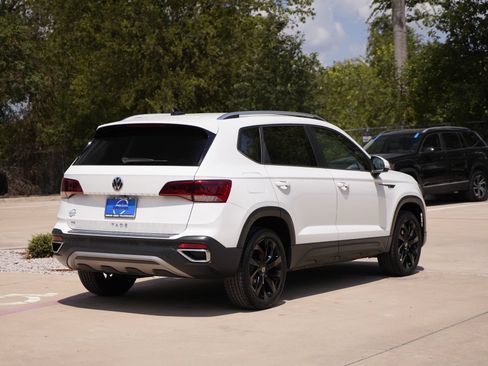 Certified 2023 Volkswagen Taos SE w/ Black Wheel Package FWD image 5