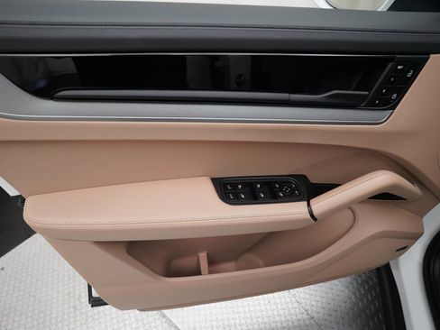 Used 2024 Porsche Cayenne image 17