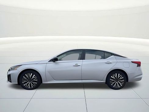 Used 2024 Nissan Altima 2.5 SV image 2