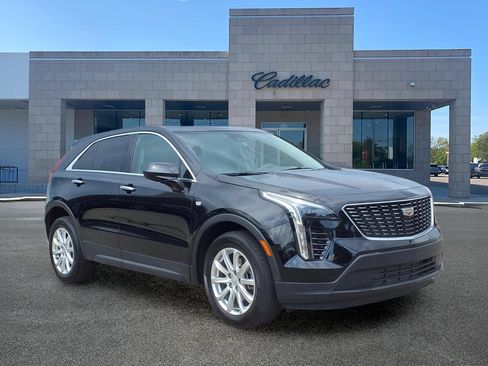 Used 2023 Cadillac XT4 Luxury w/ Cold Weather Package AWD/4WD image 3