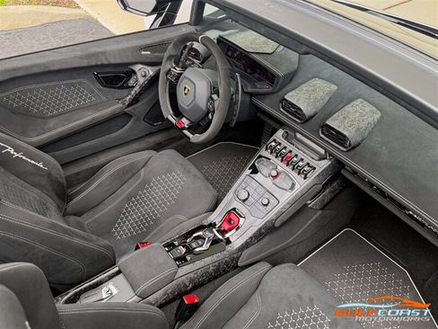 Used 2019 Lamborghini Huracan Performante AWD/4WD image 35