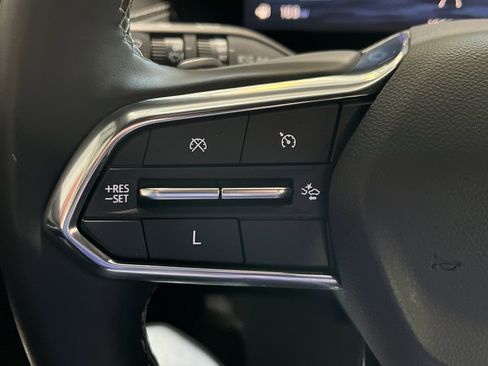 Used 2025 Chevrolet Traverse LT image 30