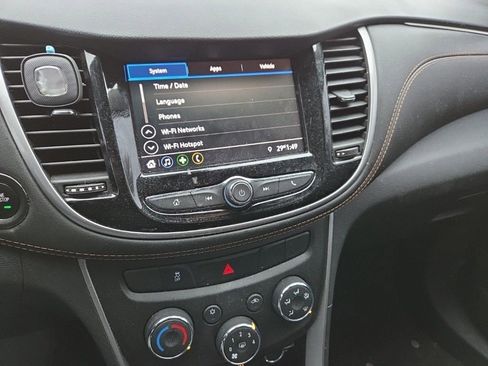 Used 2020 Chevrolet Trax LT w/ LT Convenience Package image 18