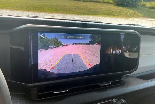 Used 2025 Jeep Gladiator Sport AWD/4WD image 18