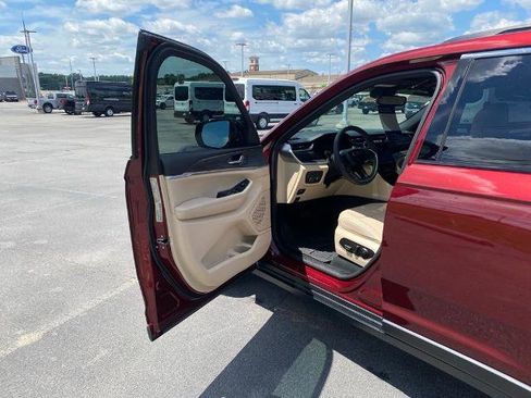 Used 2024 Jeep Grand Cherokee L Limited AWD/4WD image 10