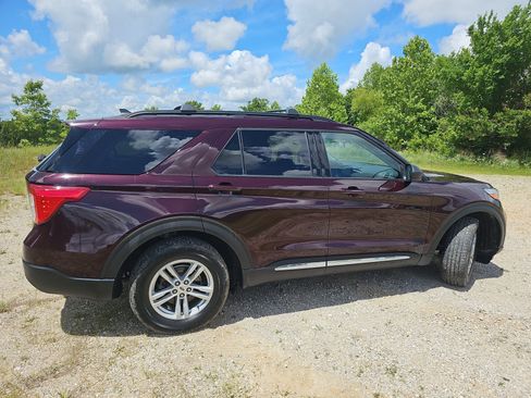 Used 2022 Ford Explorer XLT w/ Equipment Group 202A AWD/4WD image 3