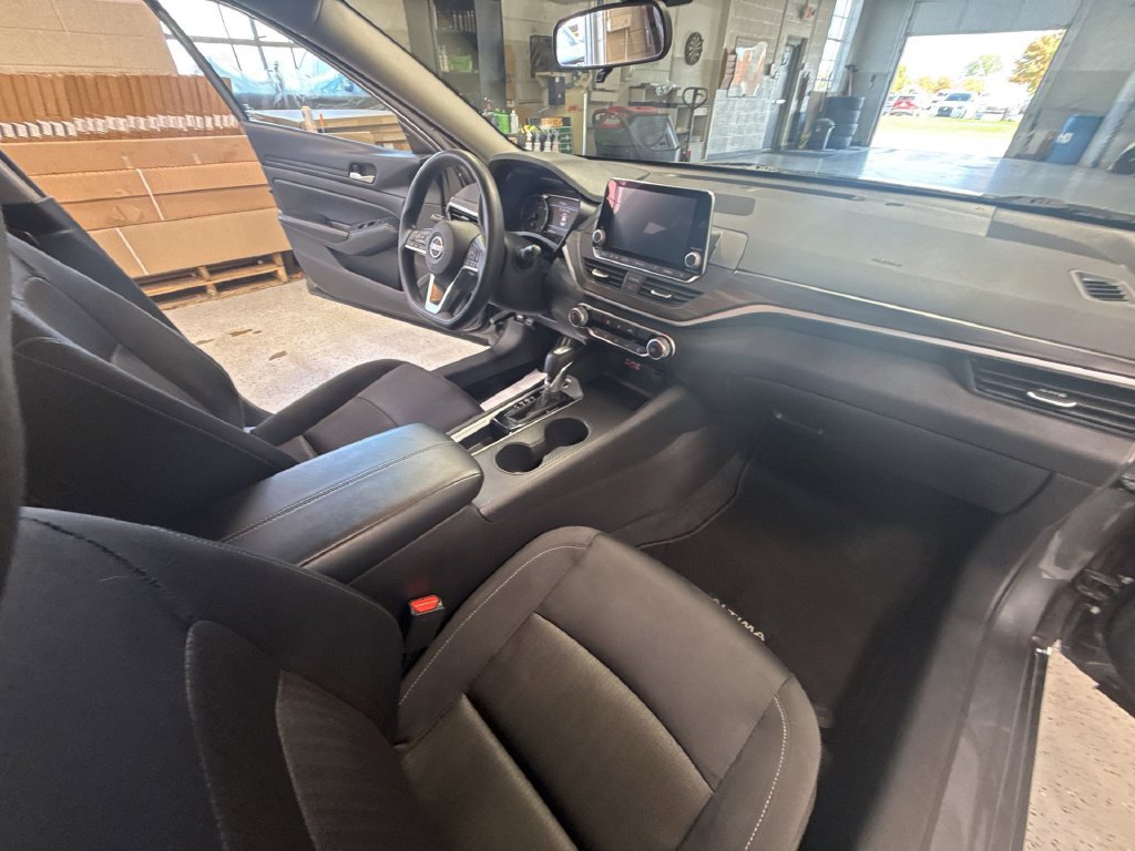 Used 2025 Nissan Altima 2.5 SV FWD image 37