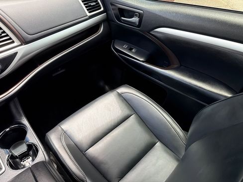 Used 2019 Toyota Highlander XLE FWD image 16
