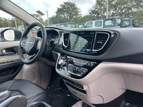 Certified 2023 Chrysler Pacifica Touring-L image 24