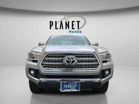 Used 2017 Toyota Tacoma TRD Off-Road AWD/4WD image 11