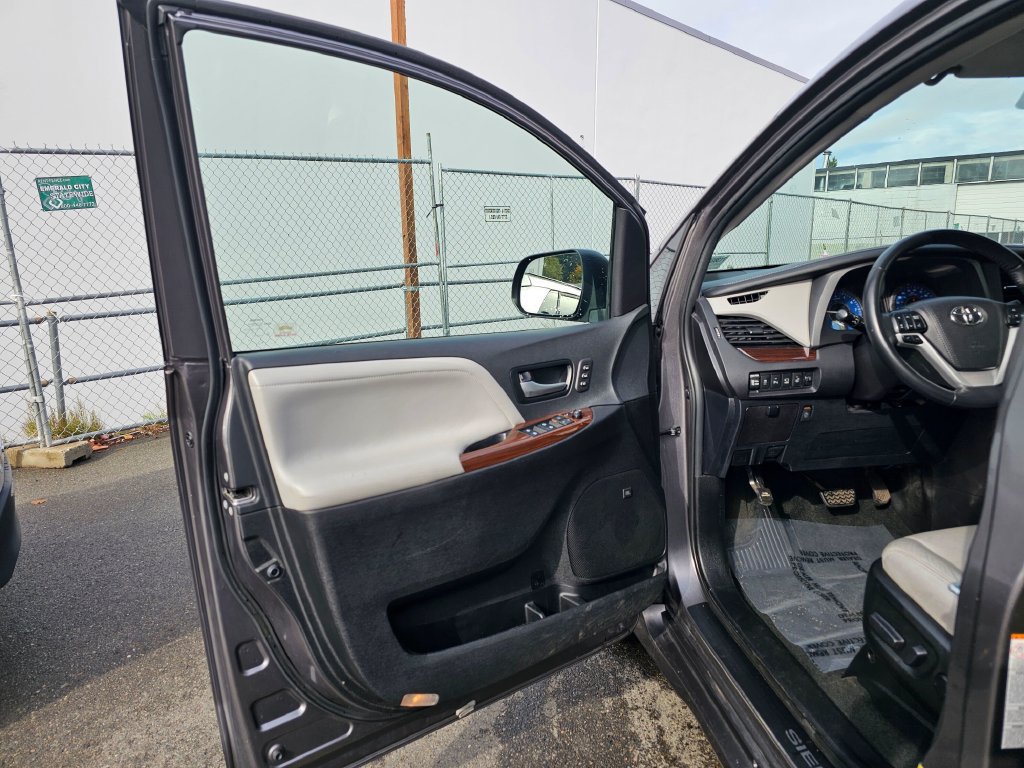 Used 2019 Toyota Sienna Limited Premium AWD/4WD image 18