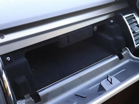 Used 2018 Land Rover Discovery SE image 32