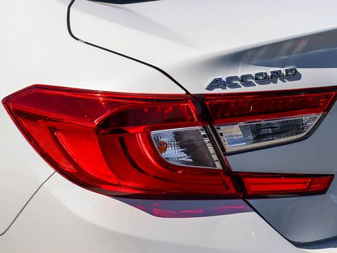 Used 2018 Honda Accord Touring image 9