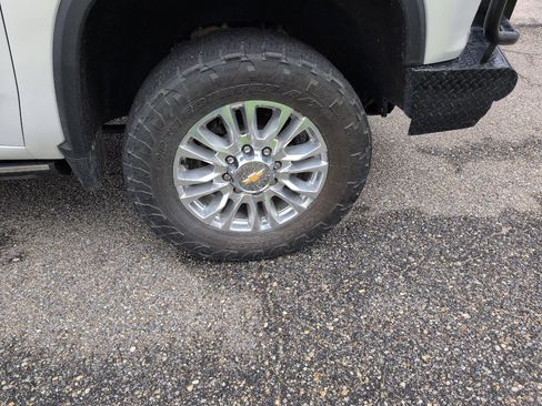 Used 2022 Chevrolet Silverado 2500 High Country w/ Z71 Off-Road Package image 9