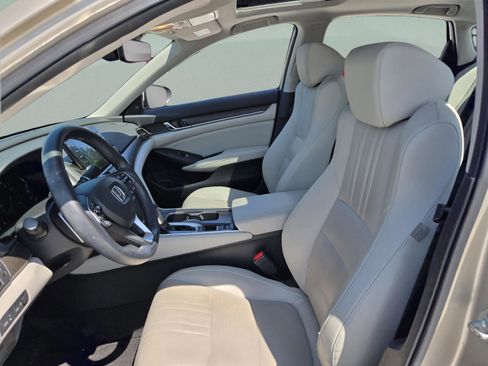 Used 2018 Honda Accord Touring image 10