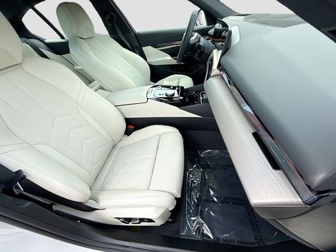 New 2027 BMW i5 xDrive40 AWD/4WD image 14
