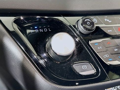 Used 2025 Chrysler Pacifica Select image 14
