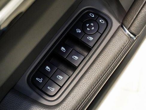 Used 2023 Porsche Cayenne Platinum Edition image 39