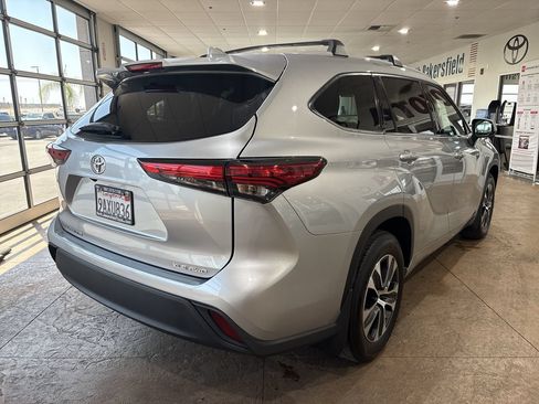 Used 2022 Toyota Highlander XLE AWD/4WD image 2