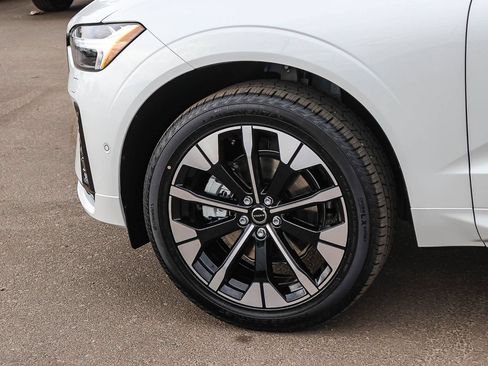New 2027 Volvo XC60 B5 Plus AWD/4WD image 8