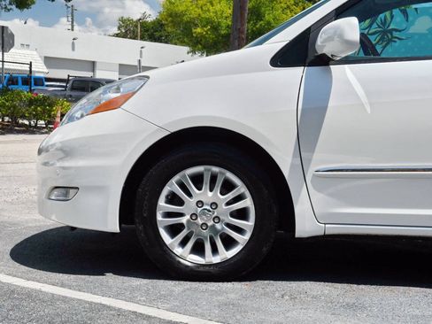 Used 2010 Toyota Sienna XLE Limited w/ XLE Limited Pkg 2 FWD image 7
