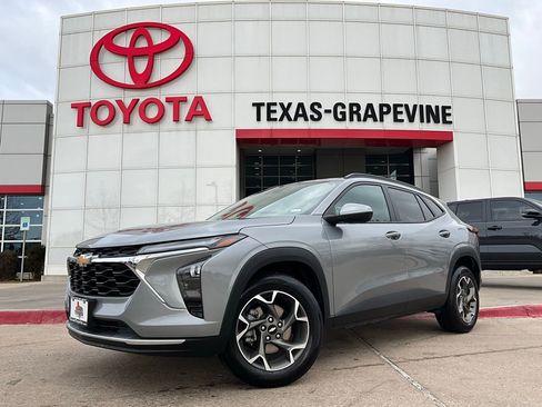 Used 2025 Chevrolet Trax LT image 2