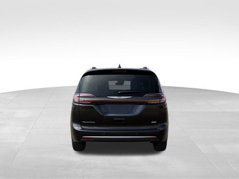 New 2026 Chrysler Pacifica Pinnacle image 8