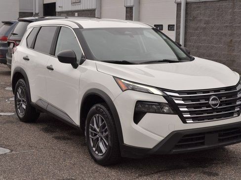 Used 2024 Nissan Rogue S image 2