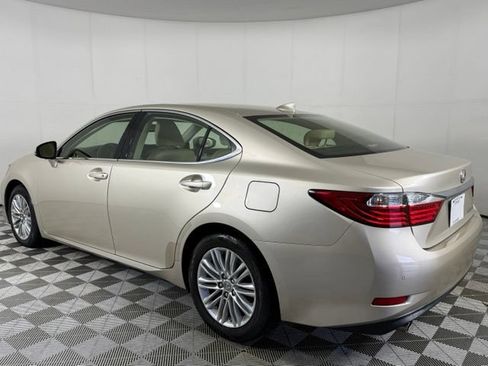 Used 2015 Lexus ES 350 w/ Luxury Package FWD image 4