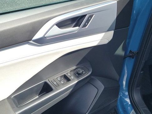 Certified 2025 Volkswagen Taos SE FWD image 16