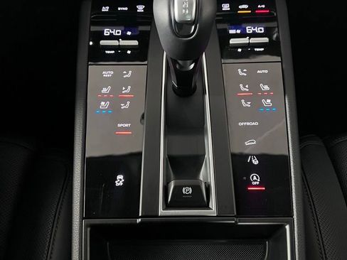 Certified 2025 Porsche Macan AWD/4WD image 37