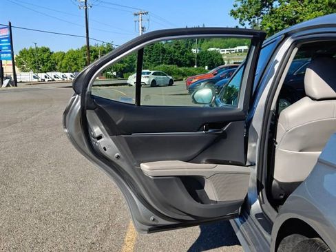 Used 2022 Toyota Camry SE FWD image 32