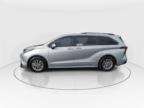 Used 2021 Toyota Sienna LE image 5