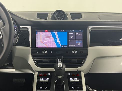 Certified 2024 Porsche Macan AWD/4WD image 19