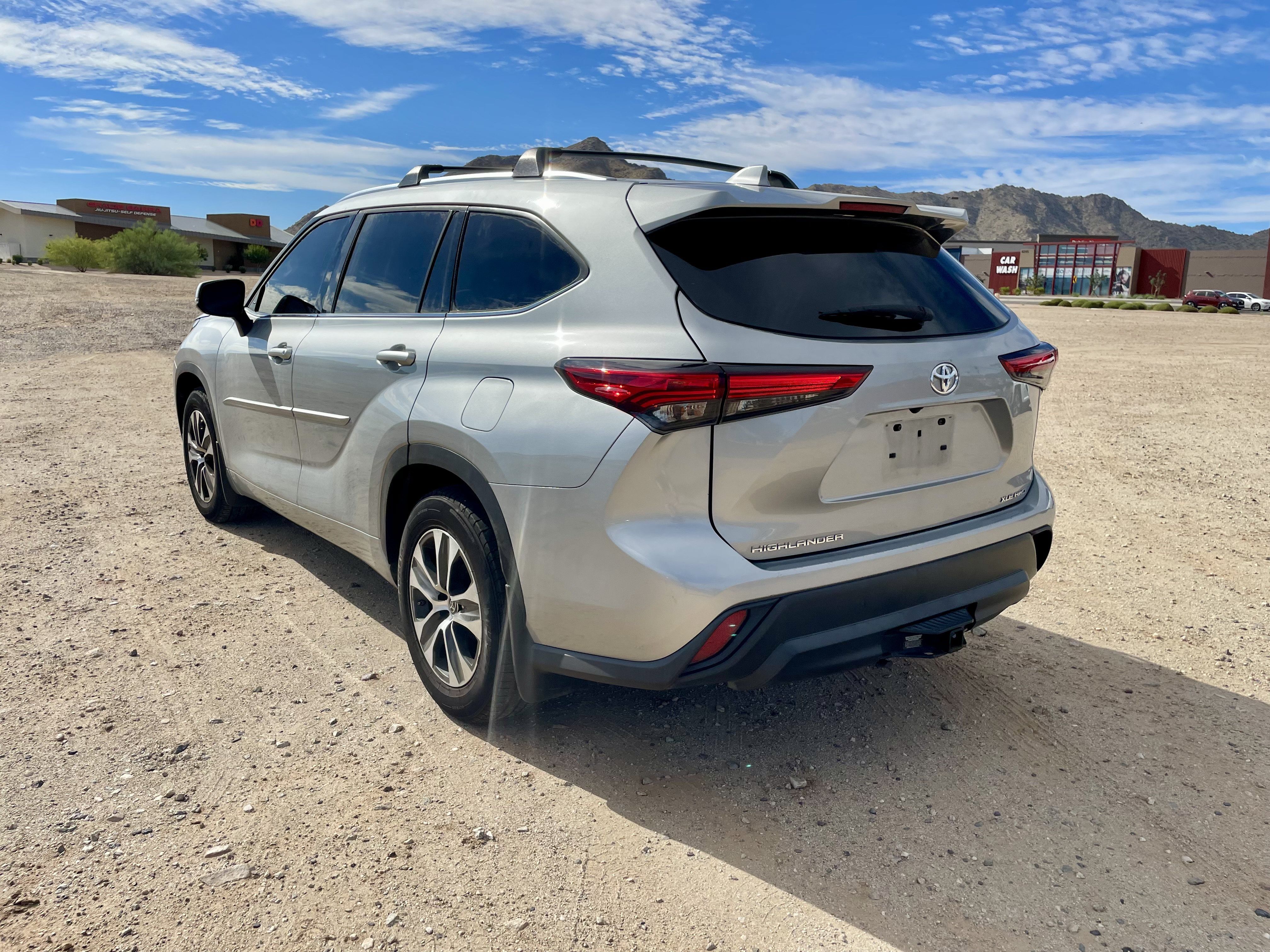 Used 2021 Toyota Highlander XLE AWD/4WD image 3