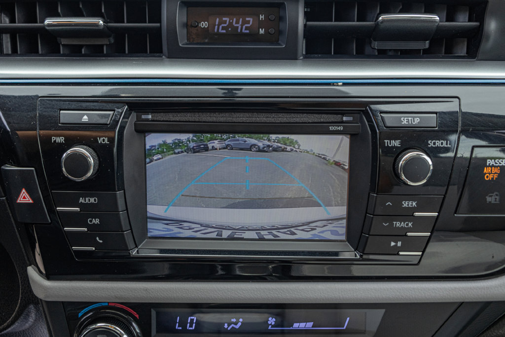 Used 2015 Toyota Corolla LE FWD image 18
