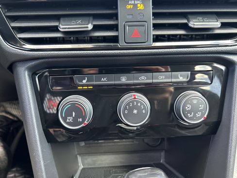 Used 2023 Volkswagen Taos SE w/ Panoramic Sunroof Package image 14