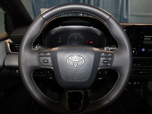 Used 2025 Toyota Camry SE image 12