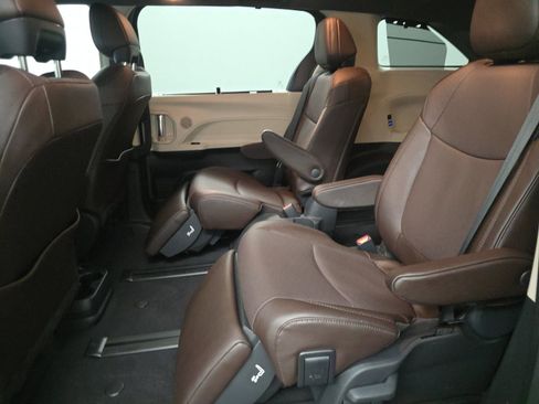 Used 2024 Toyota Sienna Platinum image 13