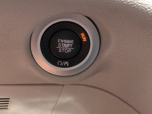 Used 2021 Chrysler Pacifica Touring-L FWD image 28