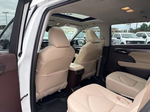 Used 2022 Toyota Highlander Limited AWD/4WD image 15
