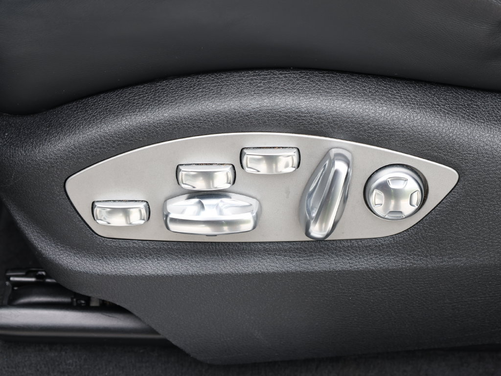 Used 2023 Porsche Macan Turbo AWD/4WD image 16