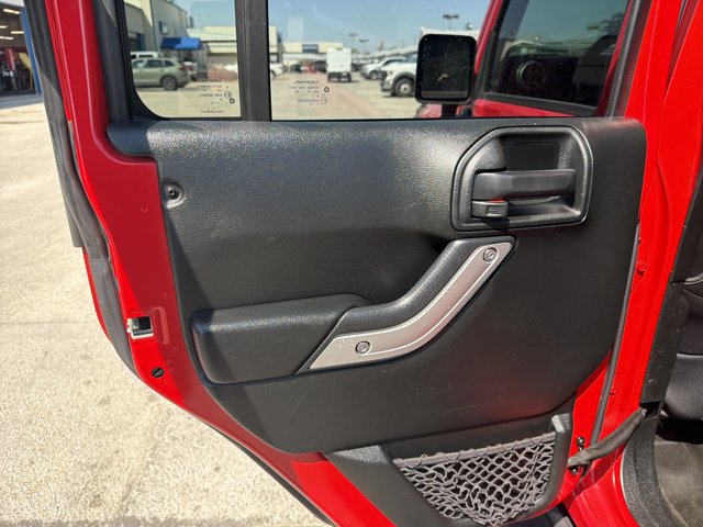 Used 2018 Jeep Wrangler Unlimited Sahara w/ Connectivity Group AWD/4WD image 16