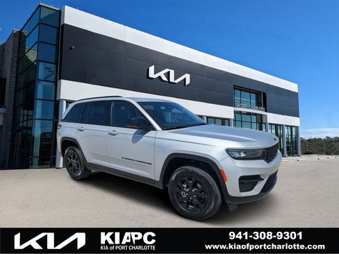 Used 2025 Jeep Grand Cherokee Altitude AWD/4WD image 1