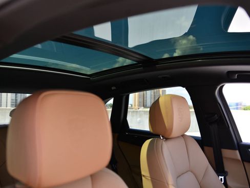 Certified 2025 Porsche Macan image 16