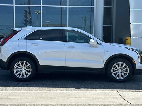 Used 2022 Cadillac XT4 Luxury w/ Cold Weather Package FWD image 3