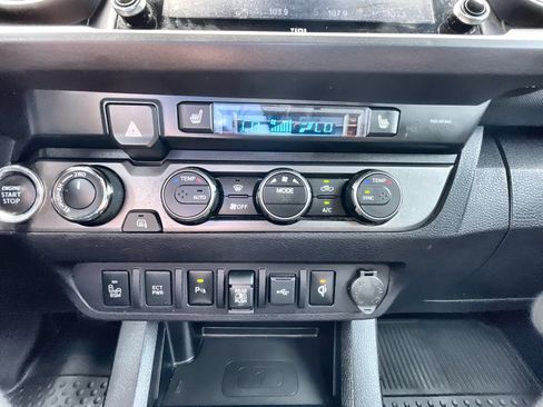 Used 2021 Toyota Tacoma TRD Off-Road w/ TRD Premium Off Road Package AWD/4WD image 17